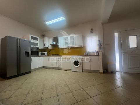 Moradia bi-familiar t5+t3 em brejos do assa, palmela