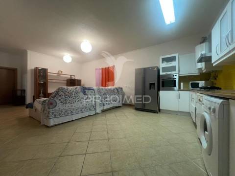Moradia bi-familiar t5+t3 em brejos do assa, palmela
