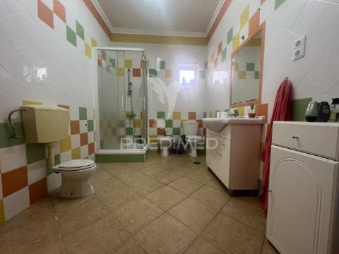 Moradia bi-familiar t5+t3 em brejos do assa, palmela