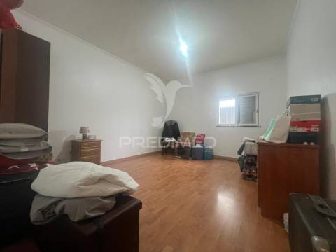 Moradia bi-familiar t5+t3 em brejos do assa, palmela