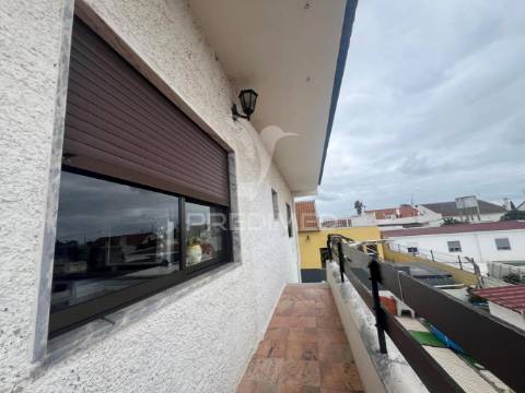 Moradia bi-familiar t5+t3 em brejos do assa, palmela