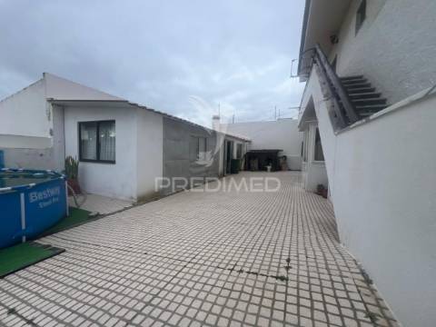 Moradia bi-familiar t5+t3 em brejos do assa, palmela