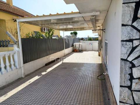 Moradia bi-familiar t5+t3 em brejos do assa, palmela