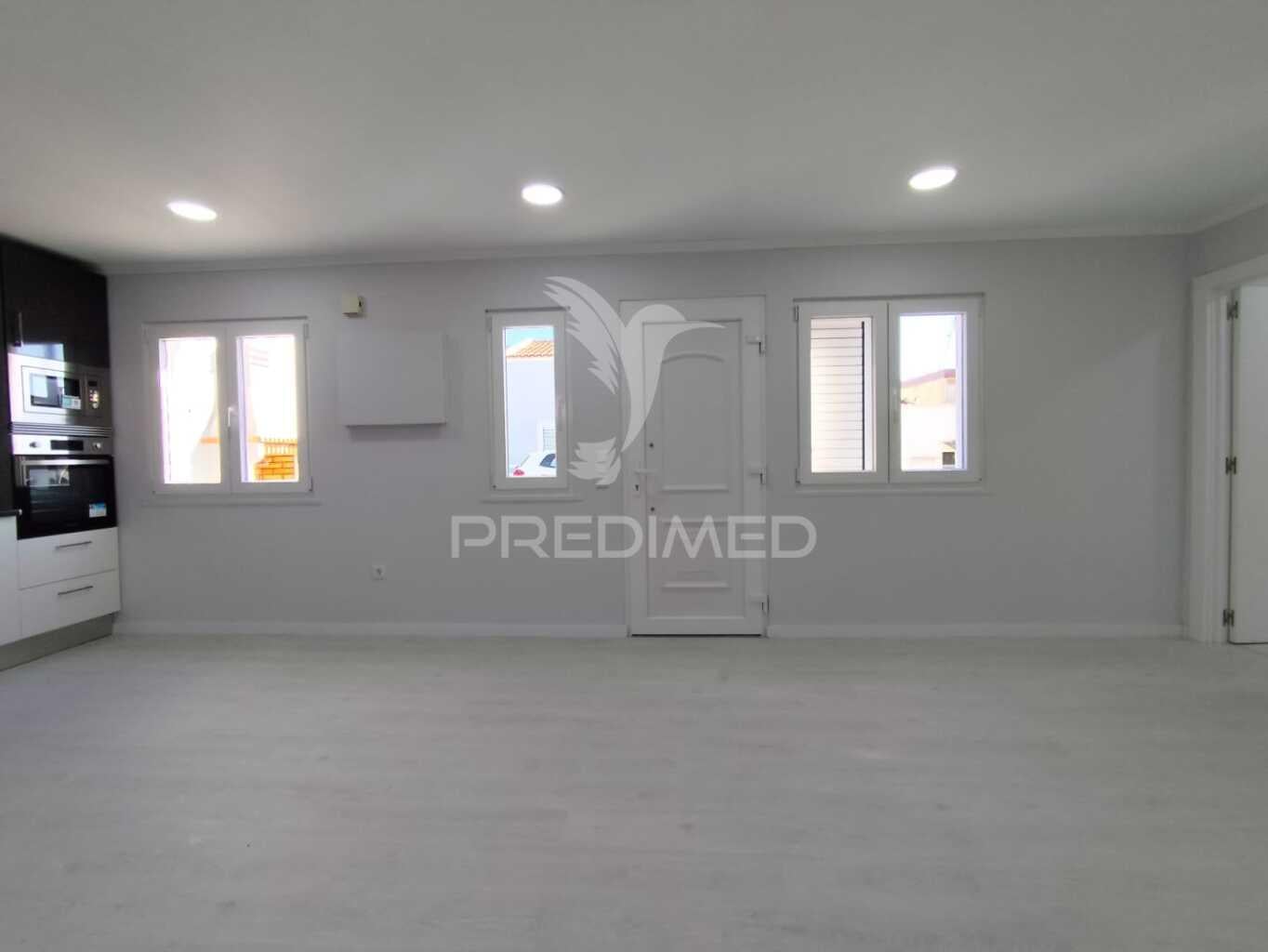 Moradia térrea t2 totalmente remodelada em setúbal