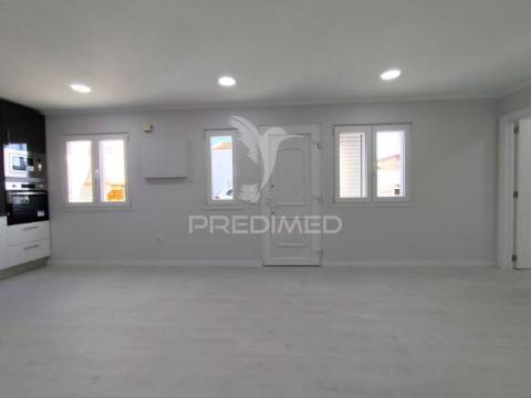 Moradia térrea t2 totalmente remodelada em setúbal