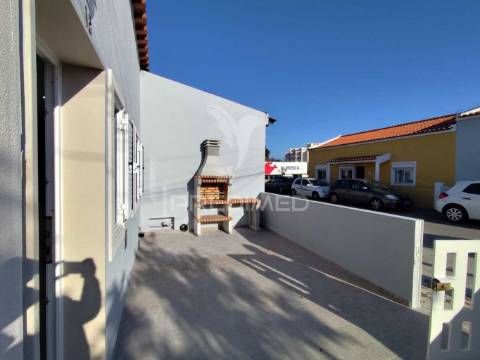 Moradia térrea t2 totalmente remodelada em setúbal