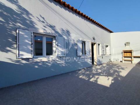 Moradia térrea t2 totalmente remodelada em setúbal