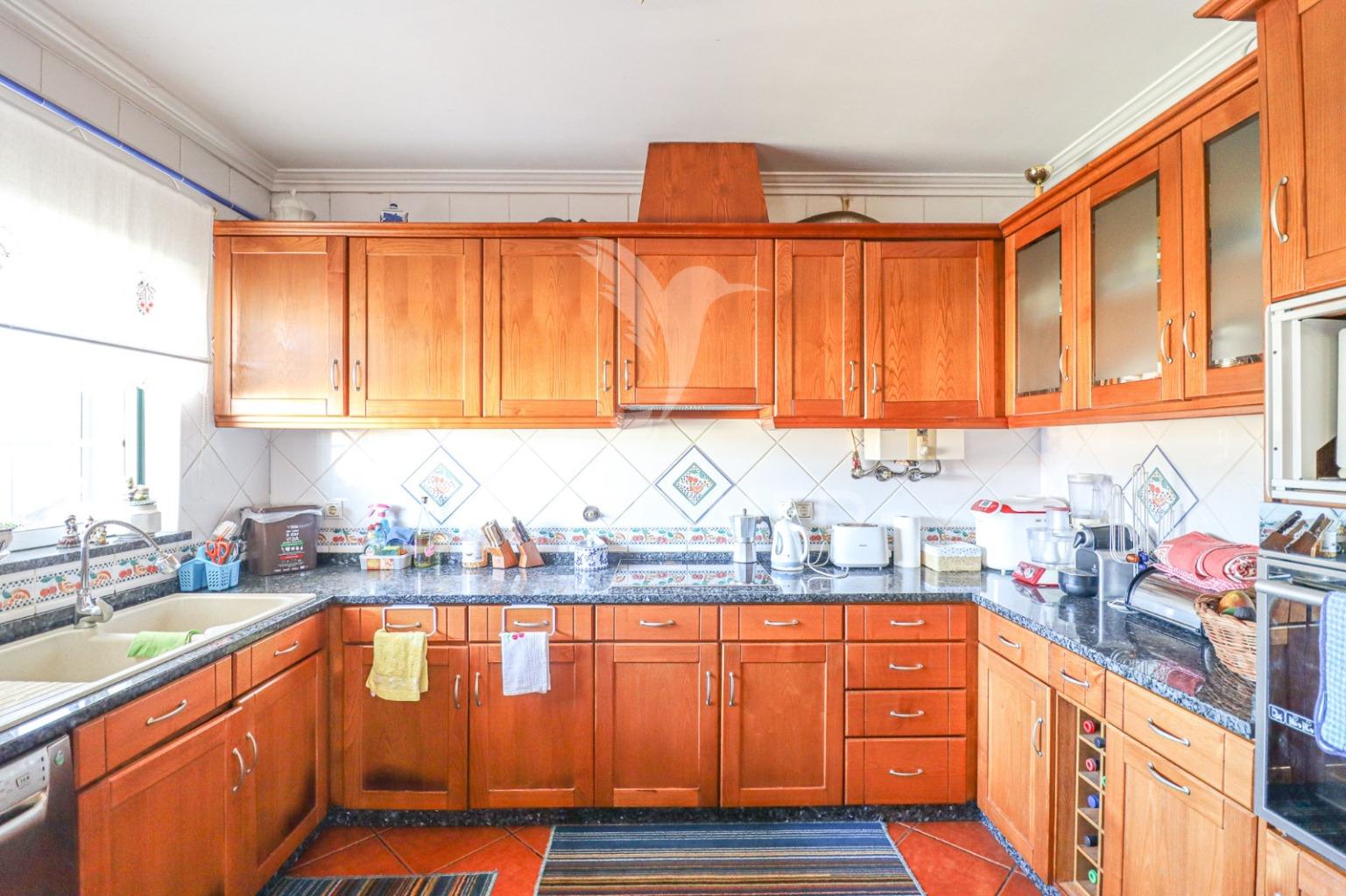 Moradia t3 independente r/chão e cave no troviscal, oliveira do bairro