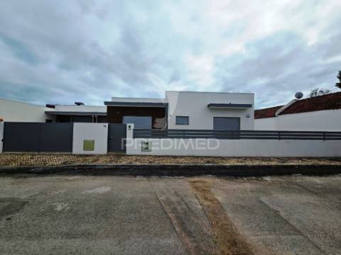 Moradia t4 c/piscina e garagem, pronta escriturar - azeitão