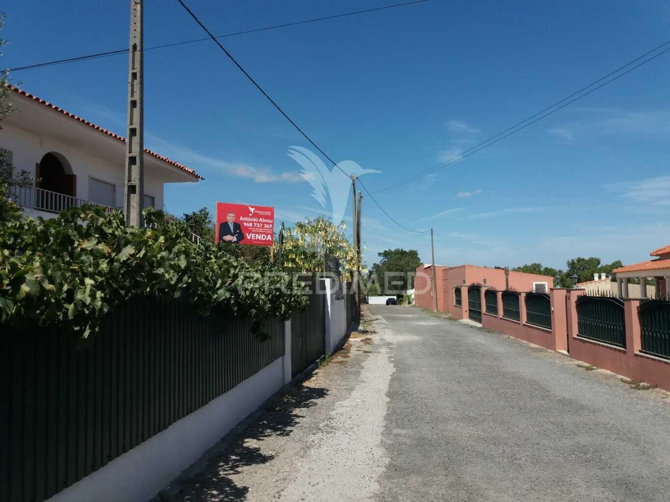 Moradia de 2 pisos com terreno e piscina no cartaxo