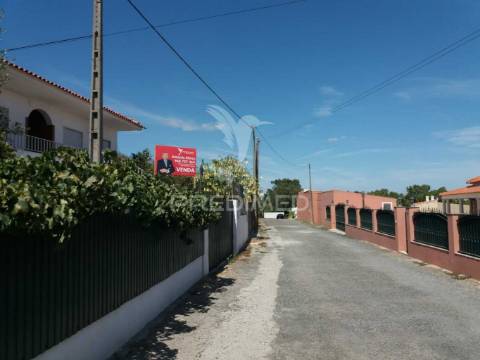 Moradia de 2 pisos com terreno e piscina no cartaxo