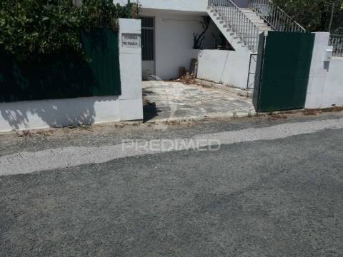 Moradia de 2 pisos com terreno e piscina no cartaxo