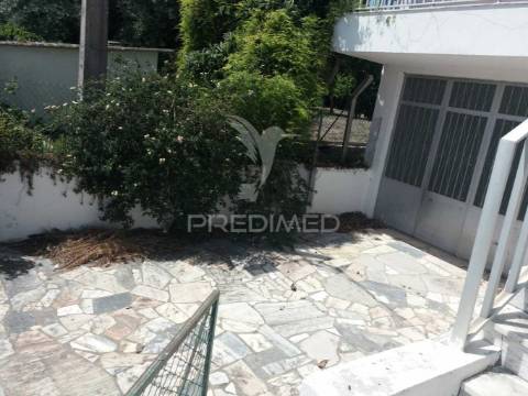 Moradia de 2 pisos com terreno e piscina no cartaxo