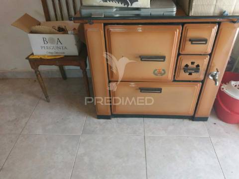 Moradia de 2 pisos com terreno e piscina no cartaxo