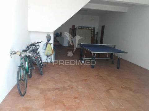 Moradia de 2 pisos com terreno e piscina no cartaxo