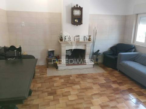 Moradia de 2 pisos com terreno e piscina no cartaxo