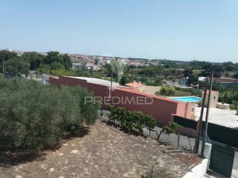 Moradia de 2 pisos com terreno e piscina no cartaxo