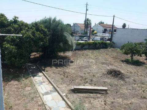 Moradia de 2 pisos com terreno e piscina no cartaxo