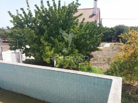 Moradia de 2 pisos com terreno e piscina no cartaxo