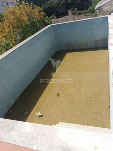 Moradia de 2 pisos com terreno e piscina no cartaxo