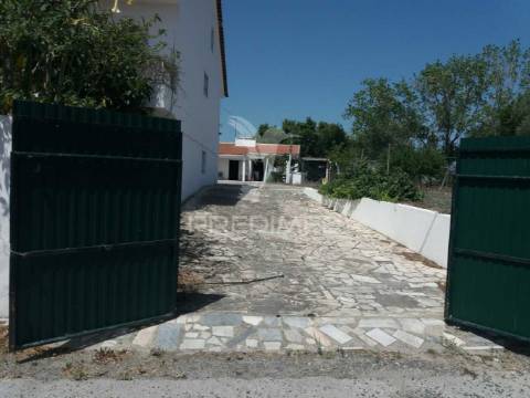 Moradia de 2 pisos com terreno e piscina no cartaxo