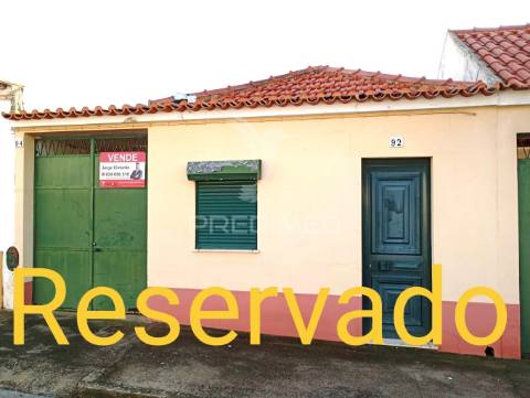 Duas casas uma  t2 +2 com quintal já reservada