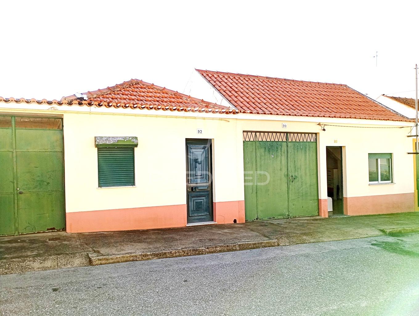 Duas casas uma  t2 +2 com quintal já reservada