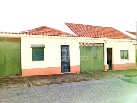 Duas casas uma  t2 +2 com quintal já reservada