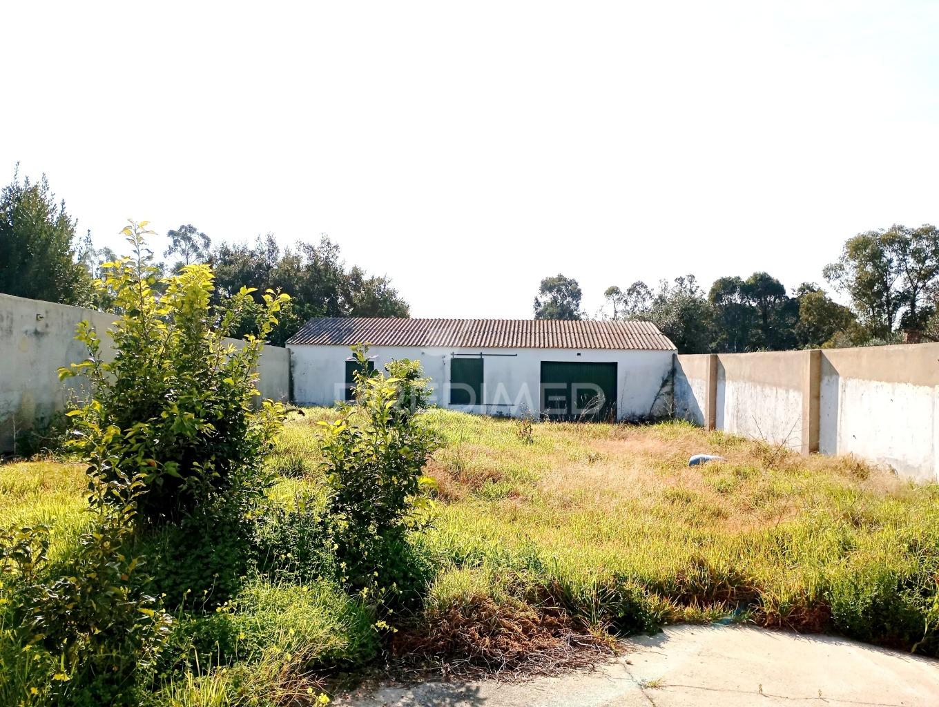 Duas casas uma  t2 +2 com quintal já reservada