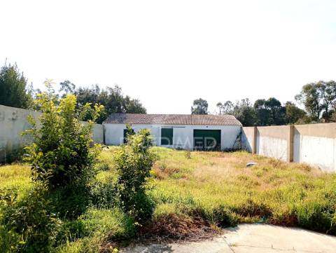 Duas casas uma  t2 +2 com quintal já reservada