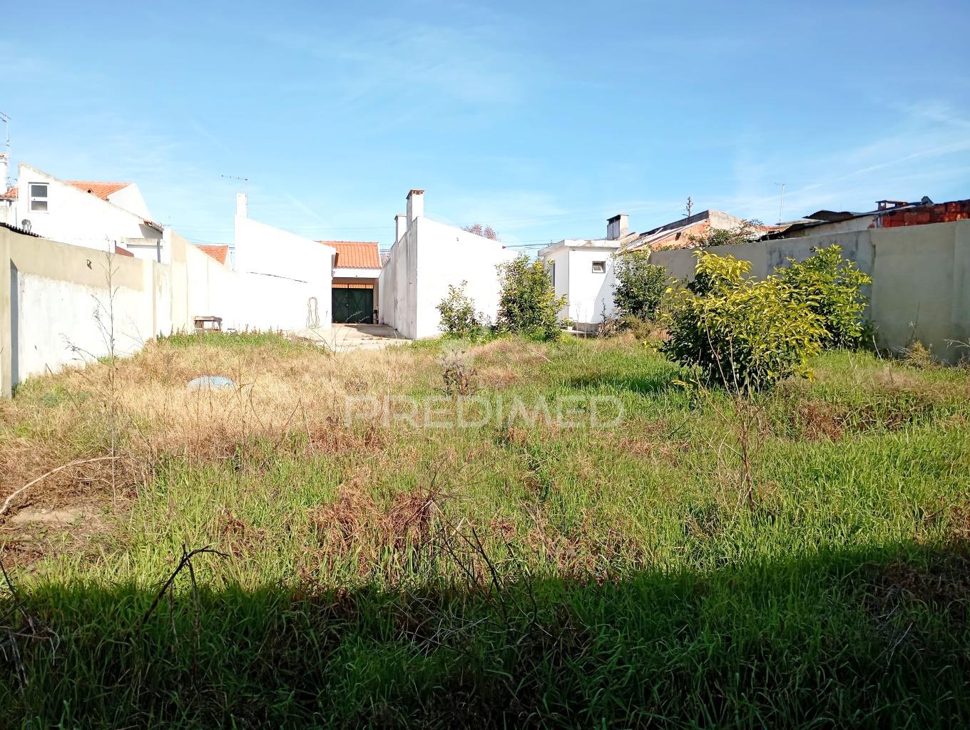 Duas casas uma  t2 +2 com quintal já reservada