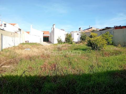 Duas casas uma  t2 +2 com quintal já reservada