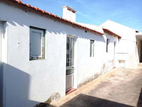 Duas casas uma  t2 +2 com quintal já reservada
