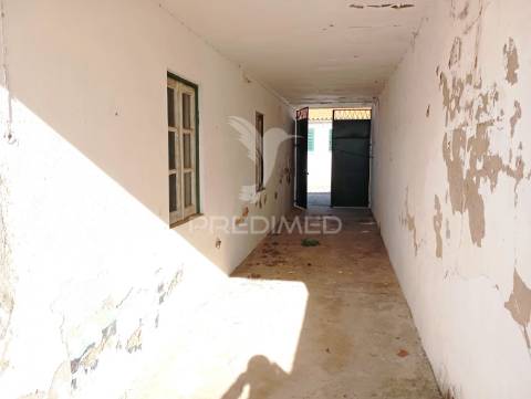 Duas casas uma  t2 +2 com quintal já reservada
