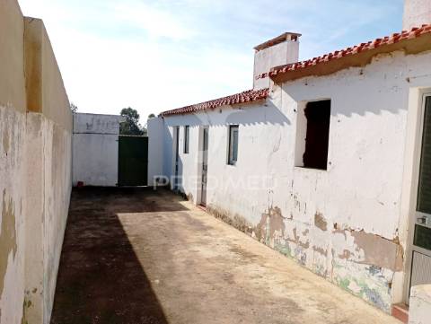 Duas casas uma  t2 +2 com quintal já reservada