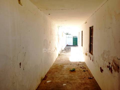Duas casas uma  t2 +2 com quintal já reservada