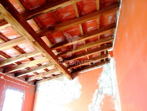Duas casas uma  t2 +2 com quintal já reservada