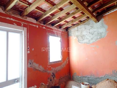 Duas casas uma  t2 +2 com quintal já reservada