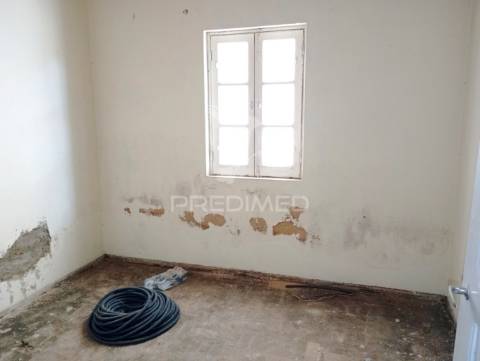 Duas casas uma  t2 +2 com quintal já reservada