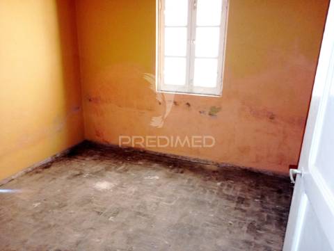 Duas casas uma  t2 +2 com quintal já reservada