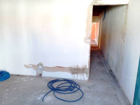 Duas casas uma  t2 +2 com quintal já reservada