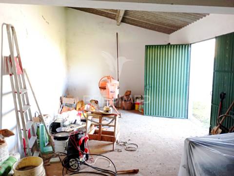 Duas casas uma  t2 +2 com quintal já reservada