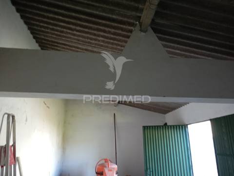 Duas casas uma  t2 +2 com quintal já reservada