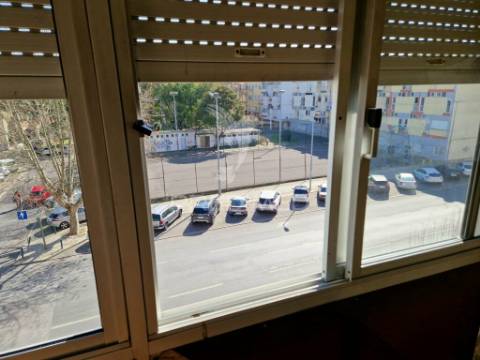 Apartamento t2 em lisboa (pontinha)