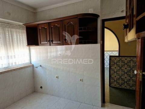 Apartamento t2 em lisboa (pontinha)