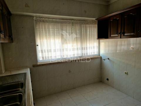 Apartamento t2 em lisboa (pontinha)
