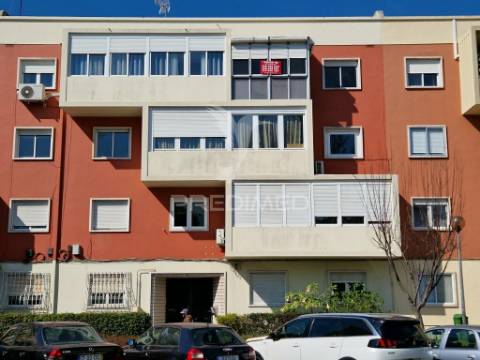 Apartamento t2 em lisboa (pontinha)