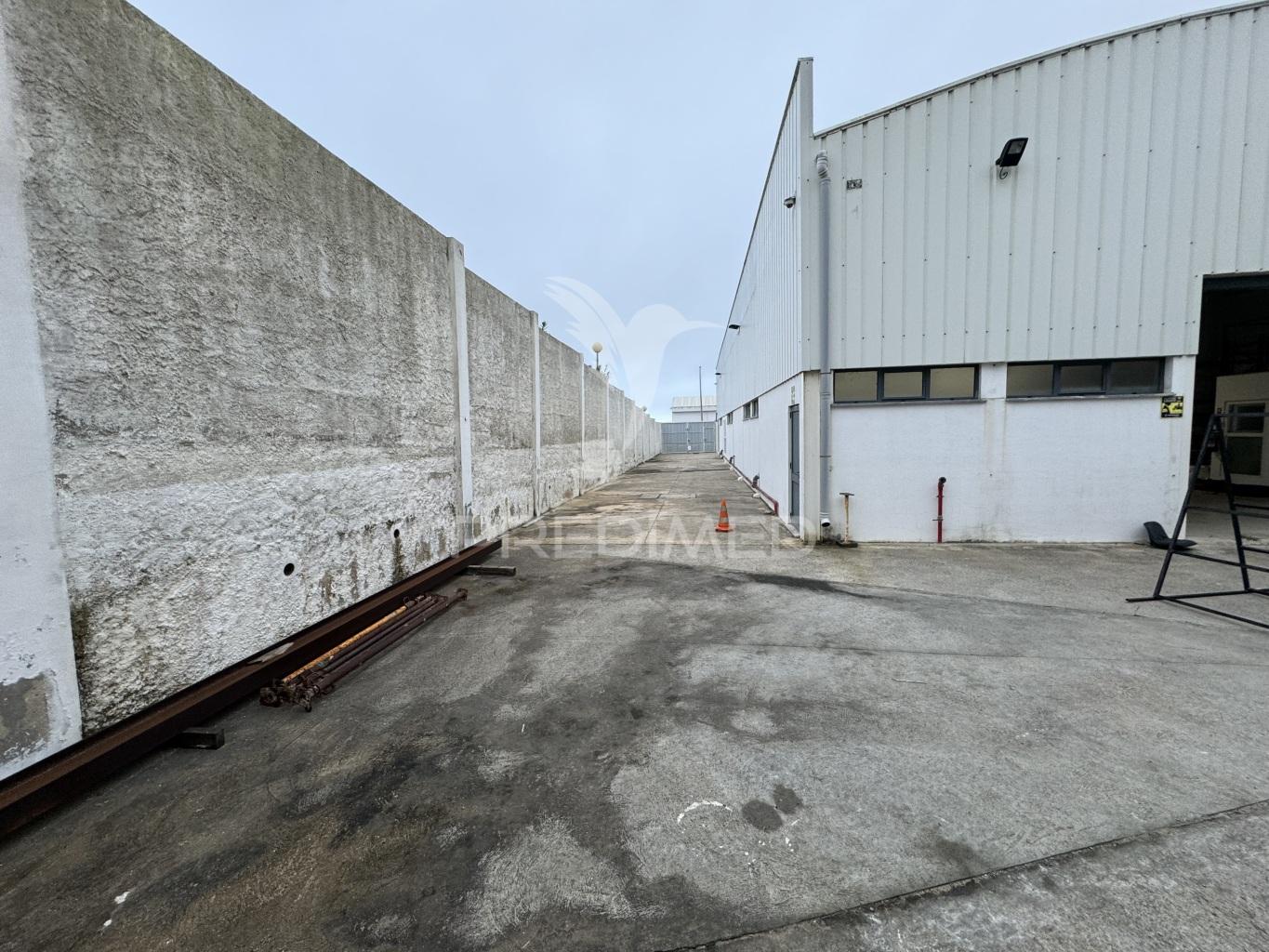 Armazém com 1.050m2 em sines
