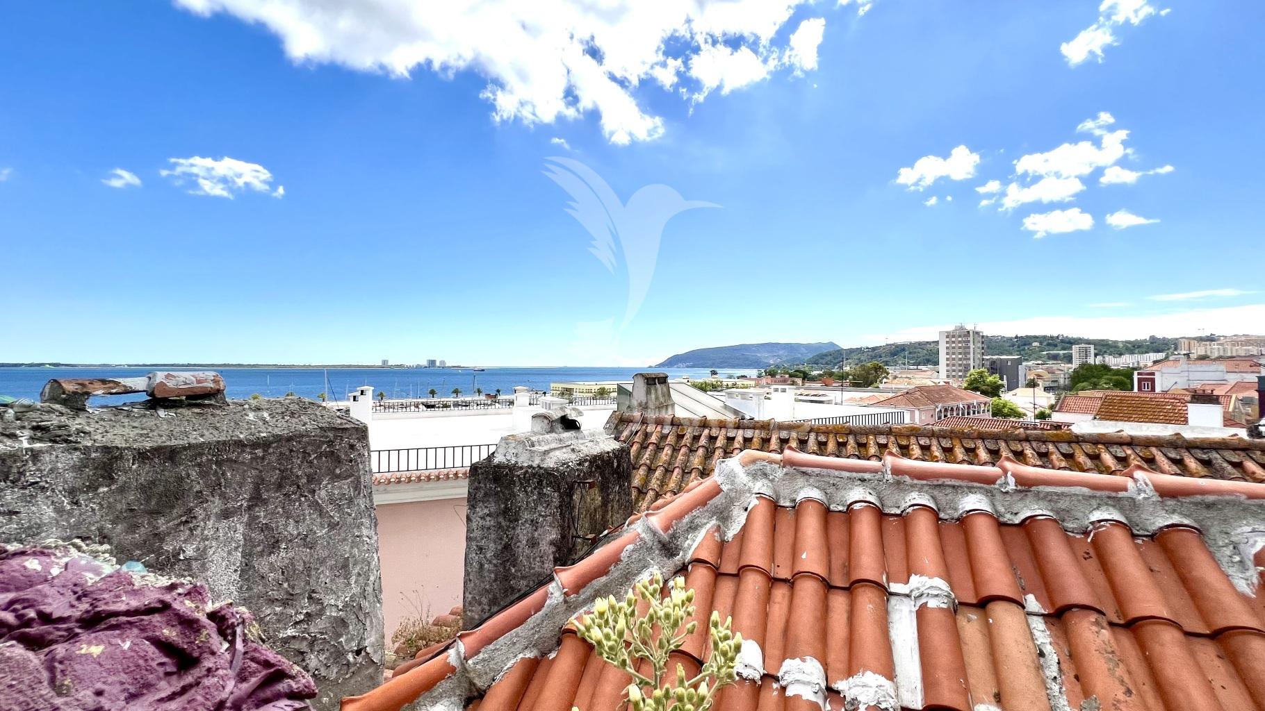 Dois apartamentos pelo preço de um no centro histórico de setúbal