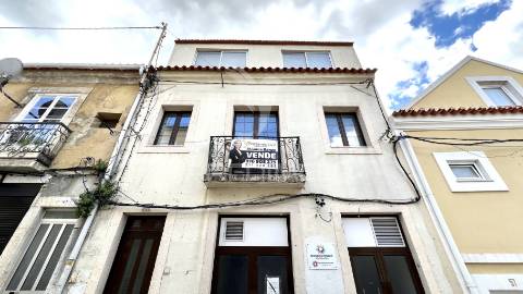 Dois apartamentos pelo preço de um no centro histórico de setúbal